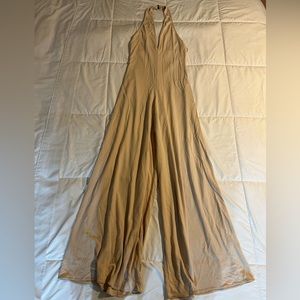 FREE PEOPLE, Enterizo tan,piernas anchas y largas, espalda despejada, talla XS